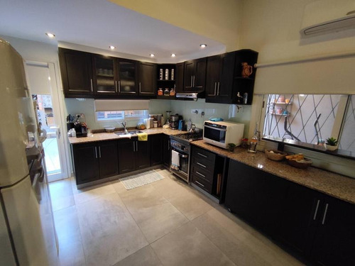 Casa De Cuatro Ambientes, En Venta - Haedo -