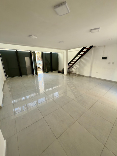 Local En Alquiler, Frente, Vidriado, Patio, Baño, 2 Plantas
