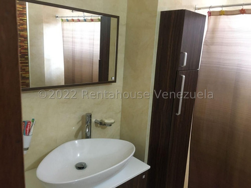 Imagen 21 de 30 de Casa En Venta En La Rosaleda Este De Barquisimeto Lara 0-4-2-4-5-9-3-7-5-4-2 Código Mls Rent-a-house: 22-20967, Cuenta Con 3 Habitaciones, 3 Baños, 156 Mts2, Conjunto Privado