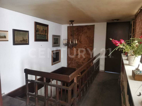 Casa En 2 Niveles Con Potencial Para Modernizar O Construir Un Gran Proyecto