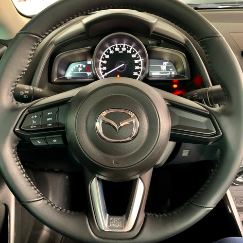 Imagen 10 de 21 de Mazda 2 Sedan Touring At Rojo