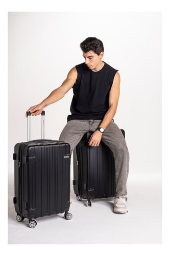 Valija SAS Travel 40.1000.4 47cm de ancho x 74cm de alto x 29cm de profundidad color negro