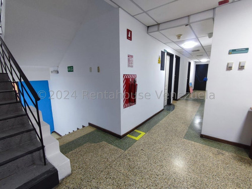 Los Chaguaramos !! Hermosa E Impecable Casa Acondicionada Para Uso De Oficina Y Comercial, 780 M2 Terreno, 828 M2 Const., 8 Oficinas, 5 Baños, 10 Pe, A/a, Sistemas De Seguridad. Excelente Ubicación !!