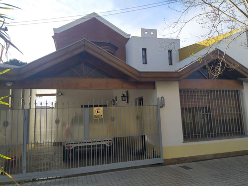 Hermosa Casa Sobre Amplio Lote A Mts. Centro Y Estación!!!