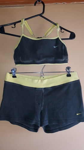 Nike, Conjunto De Short Y Top Deportivo De Mujer.