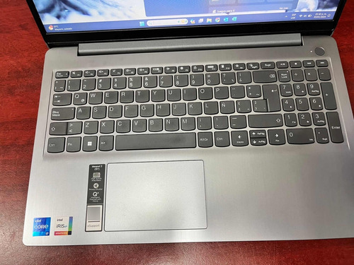 Lapto Lenovo Ideapad 3 15 Corel I7, 8gb Ram Ssd 512gb (Usado)