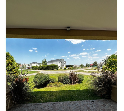 Imagen 4 de 25 de Venta- Impecable Casa En Barrio La Magdalena