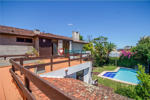 Casa En Venta - 5 Dormitorios Y Servicio - Playa Mansa - Punta Del Este
