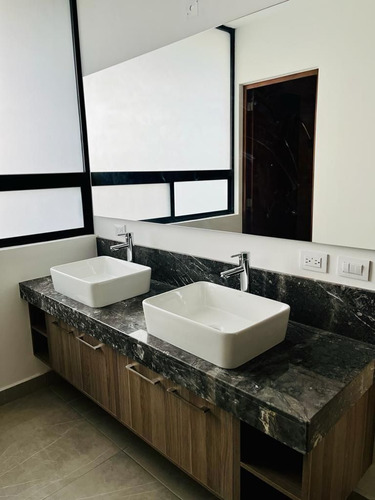 Estrena Casa En Lomas De Juriquilla, 4 Recamaras, Una En Pb, 4 Baños, Jardín