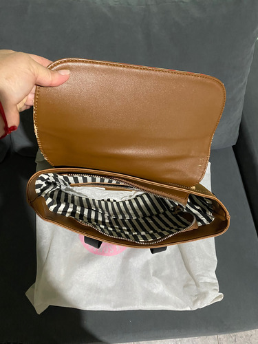 Mochila Thelma Jackie Smith Detalles De Uso En La Tapa Beige Liso (Usado)
