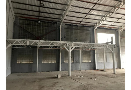 Arriendo Bodega De 325 M² En El Salto, Recoleta.