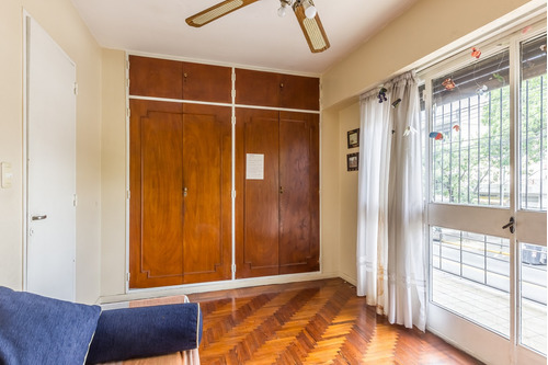 Ph En Piso Con Entrada Independiente De 3 Ambientes, Con Patio, Balcón, Cochera Y Terraza En Venta En Boedo, Caba.