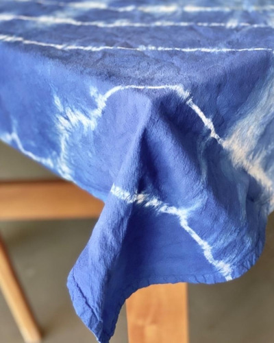 Imagen 2 de 7 de Mantel Rectangular Batik Azul 2 Mts Petite Affaire
