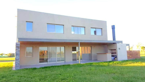 Casa En Venta En El Canton Con 3 Dormitorios. Con Renta