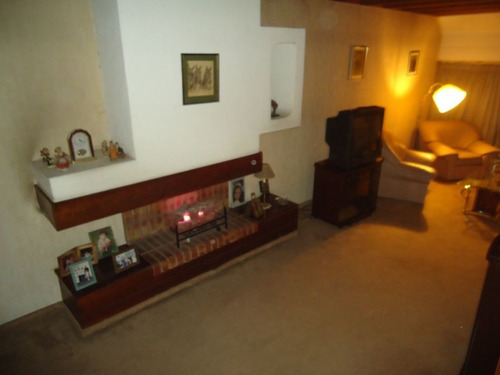 Imponente Chalet En Esquina - Longchamps