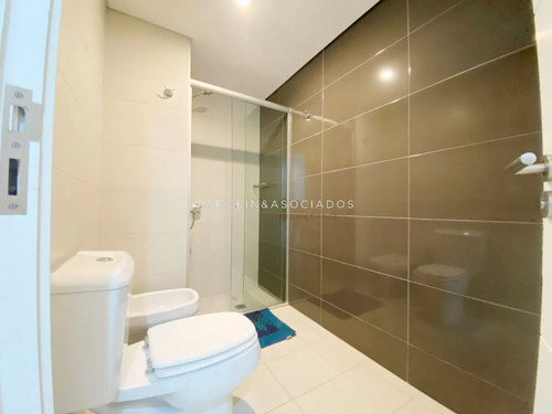 Apartamento En Venta De 2 Dormitorios En Wind Tower, Punta Del Este.