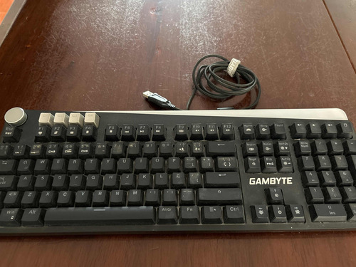 Teclado Mecánico Rgb Gambyte Modelo Daven Seminuevo