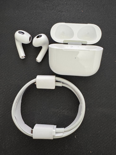 Apple AirPods (3a Generación) Con Caja De Carga Magsafe 1 (Reacondicionado)