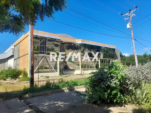 Re/max Acción - En Venta Local Comercial Ideal Para Centro Comercial Coro Estado Falcón