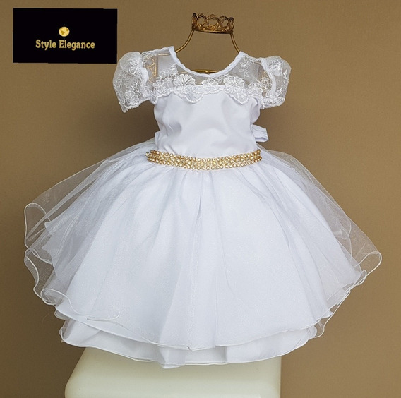 vestido branco com cinto dourado