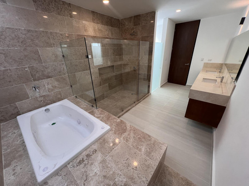 Casa En Venta Merida, Privada, De 659 Mt De Construccion.