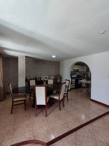 Vendo Casa De 160 M2, 4h, 4b, 2pe, Ref. 75.000 - Colinas De Carrizal, Edo. Miranda