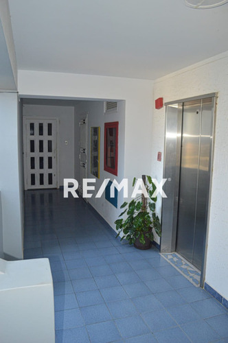 Apartamento Duplex En Venta En Res. El Galeon, Con Espectacular Vista A La Bahia De Pampatar. Isla De Margarita