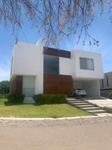 Comprar Se Vende Residencia En El Campanario, Diseño De Autor, Gran Ubicación !!