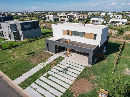 Imagen 3 de 30 de Casa En Venta De 4 Dormitorios, A Estrenar En Barrio Los Ceibos, Puertos Del Lago