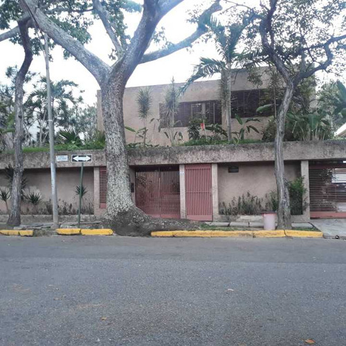 Se Vende Casa 630 M2 En La Urbanización La Floresta