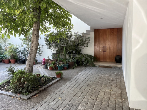 Casa En Venta De 6 Dorm. + Ss En Las Condes - San Damián