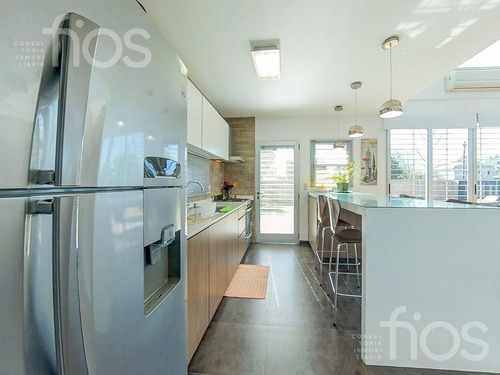 Imagen 10 de 28 de Venta Casa De 3 Dormitorios Con Parque Piscina Cochera En Funes