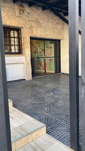 Destacada Vivienda, 5 Dormitorios En Ciudad De Mza