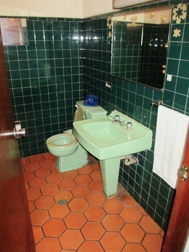 Venta - Quinta Para Remodelar Pero Mantenida. Precio Bajado!! - 463 Mts2. Terreno 525 Mts. 6 Hab. 5 Baños. 4 Estc. Parte Alta Muy Cerca De La Cota Mil - El Marques - Mun. Sucre