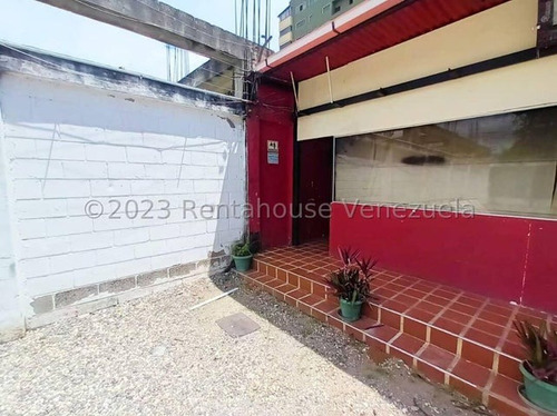 Raiza Suarez Vende Para Uso Residencial O Comercial Amplio Terreno En Pleno Centro De Barquisimeto,- 2 4 1 1 6-, Cuenta Con Todos Los Servicios, Cerco Electrico, Ideal Para Remodelar Y Construir.....