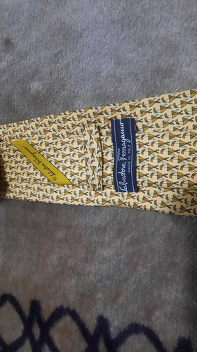 Corbata Salvatore Ferragamo Amarilla, Ermenegildo Zegna Multicolor Floreado 1.6 M (Usado)