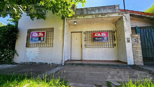 Casa Lote Propio - Refaccionar -  2 Dormitorios - Patio - Ituzaingó Norte