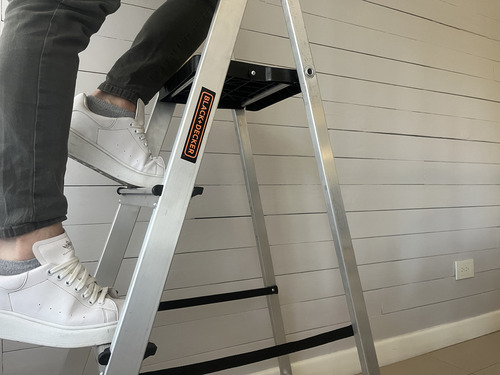 Imagen 8 de 9 de Escalera Reforzada Aluminio Black And Decker - 4 Escalones - 150 Kg