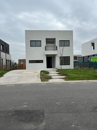 Casa  En Alquiler En Araucarias, Puertos, Escobar