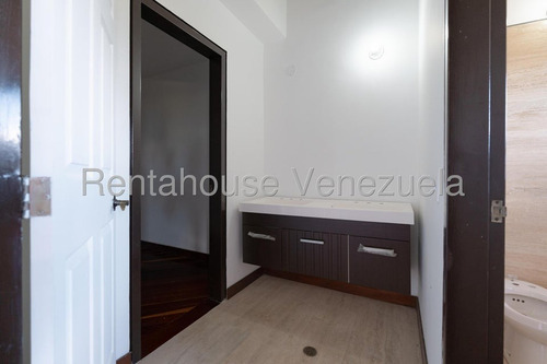 Hermosa Casa De 3 Niveles Que Brinda Tranquilidad Y Confort En Venta Ubicada En El Alto Hatillo 25-8567
