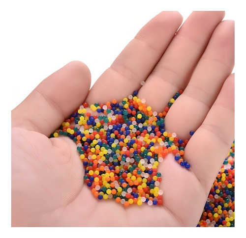 Las bolas de gel para piscinas crecen en el agua de Orbis Orbeez