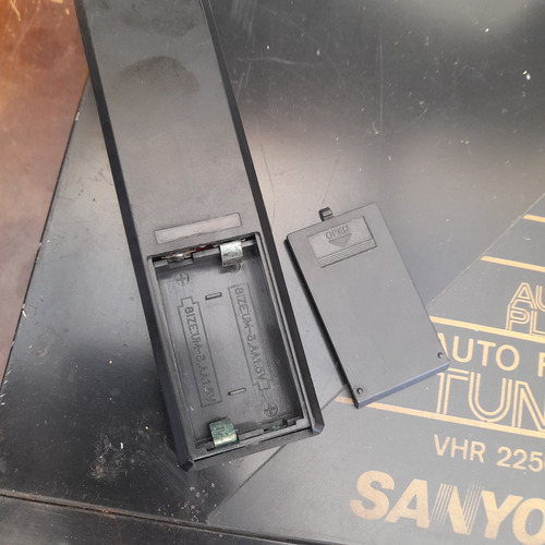 Imagem 9 de 10 de Videocassete Antigo Sanyo Vhr 2250 Mordendo Fita Com Control