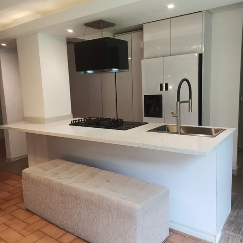 Se Alquila Habitación Con Baño Privado Amoblada, Con A/a Y Con Tv, En El Boulevard Del Cafetal.