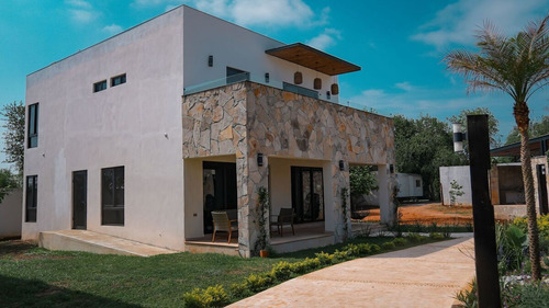 Casa En Venta En Los Lirios En Montemorelos