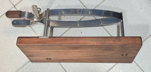Gran Jamonero Español Acero Con Base De Madera 59 Cm B400 (Usado)