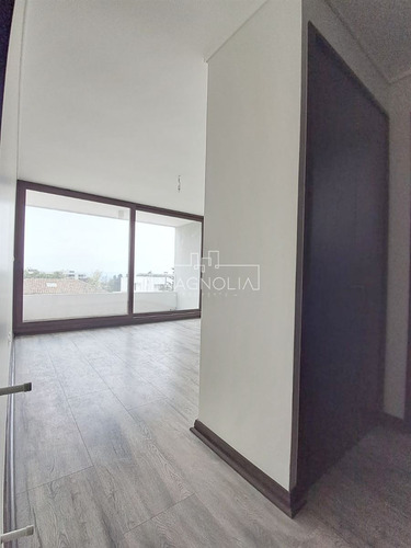Casa En Venta De 3 Dorm. 4 Baños Más Escritorio, En Concón