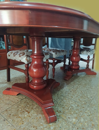 Juego De Comedor. Mesa Con 8 Sillas De Madera Caoba. (Usado)