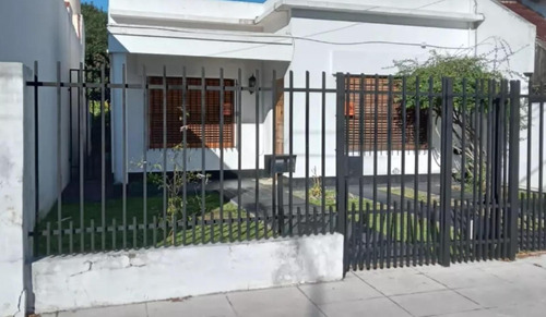 Casa En Venta - 2 Dormitorios 1 Baño - Cochera - 433mts2 - Caseros