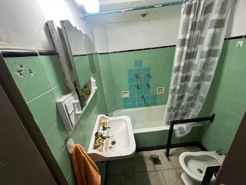 Casa De Pasillo Unico A Reciclar En Su Totalidad