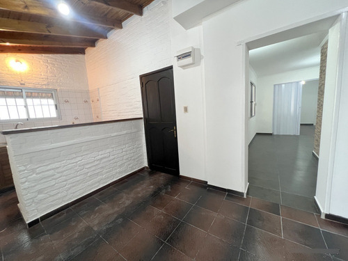 Alquiler De Hermosa Casa, Totalmente Reciclada, Piedras Blancas, 2 Dormitorios, Cochera, Baño, 2 Patios, Sin Gastos Comunes, Muy Segura!!